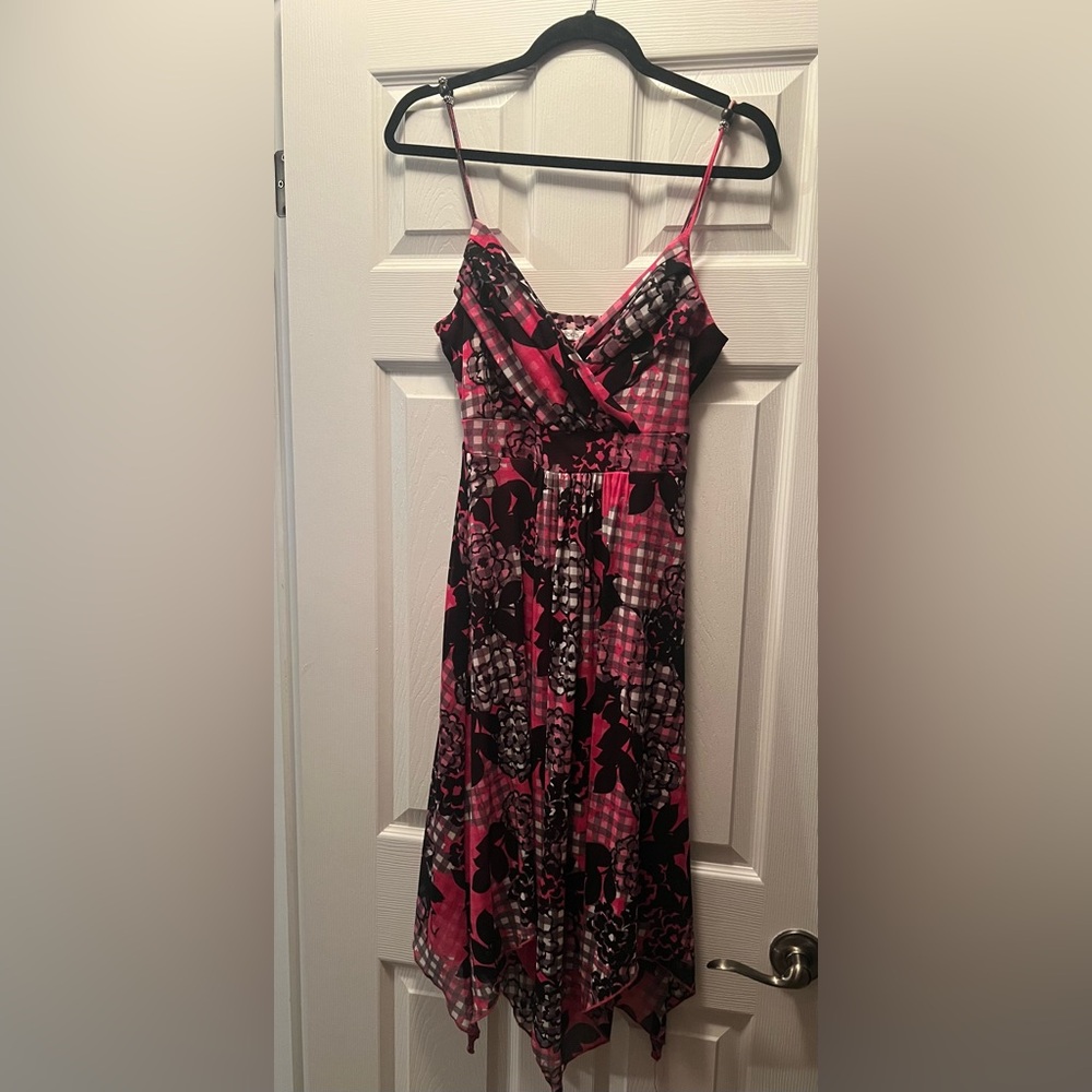 Women’s dress size xs but can fit a small to as I’m size 4-6 and it fits
